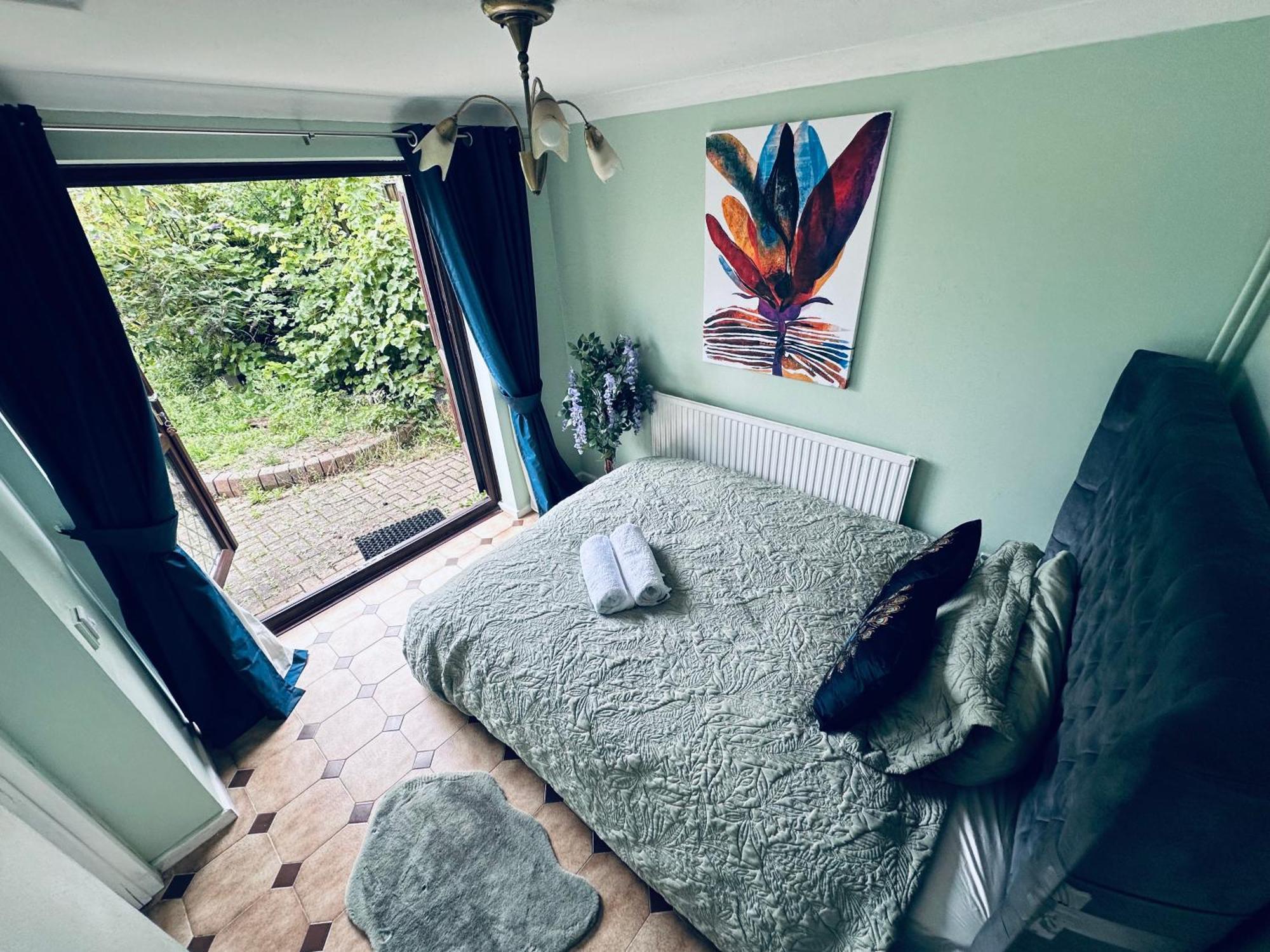 Home Away From Home Swindon Exteriör bild